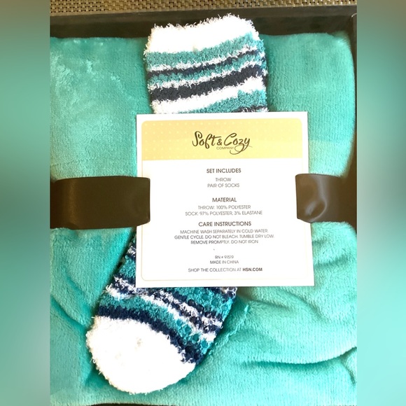 NEW in box Soft & Cozy mint color throw & pair of socks - Picture 2 of 4